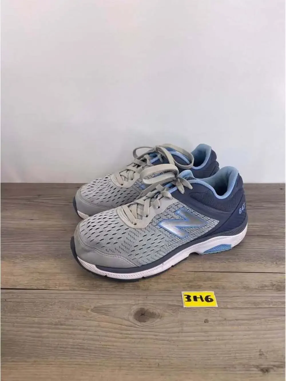 New Balance 847 v4 Women’s Size 10 2E Wide Grey Blue Walking Shoes WW847LG4